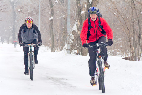 Pyöräilijöitä talvisäässä.