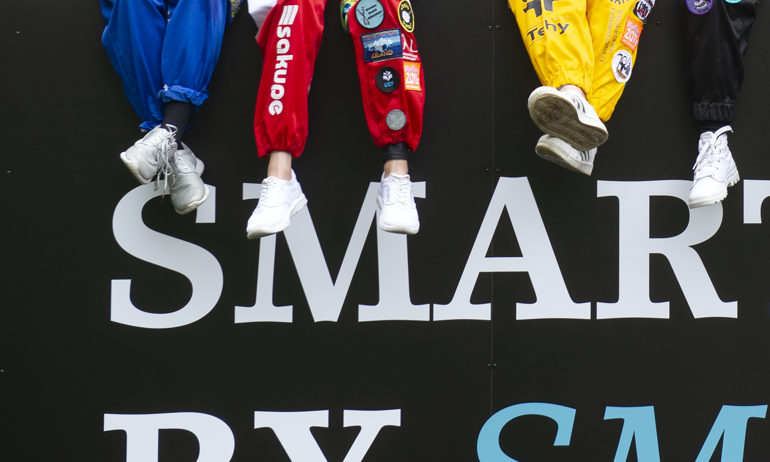 opiskelijoita haalareissa kontin katolla