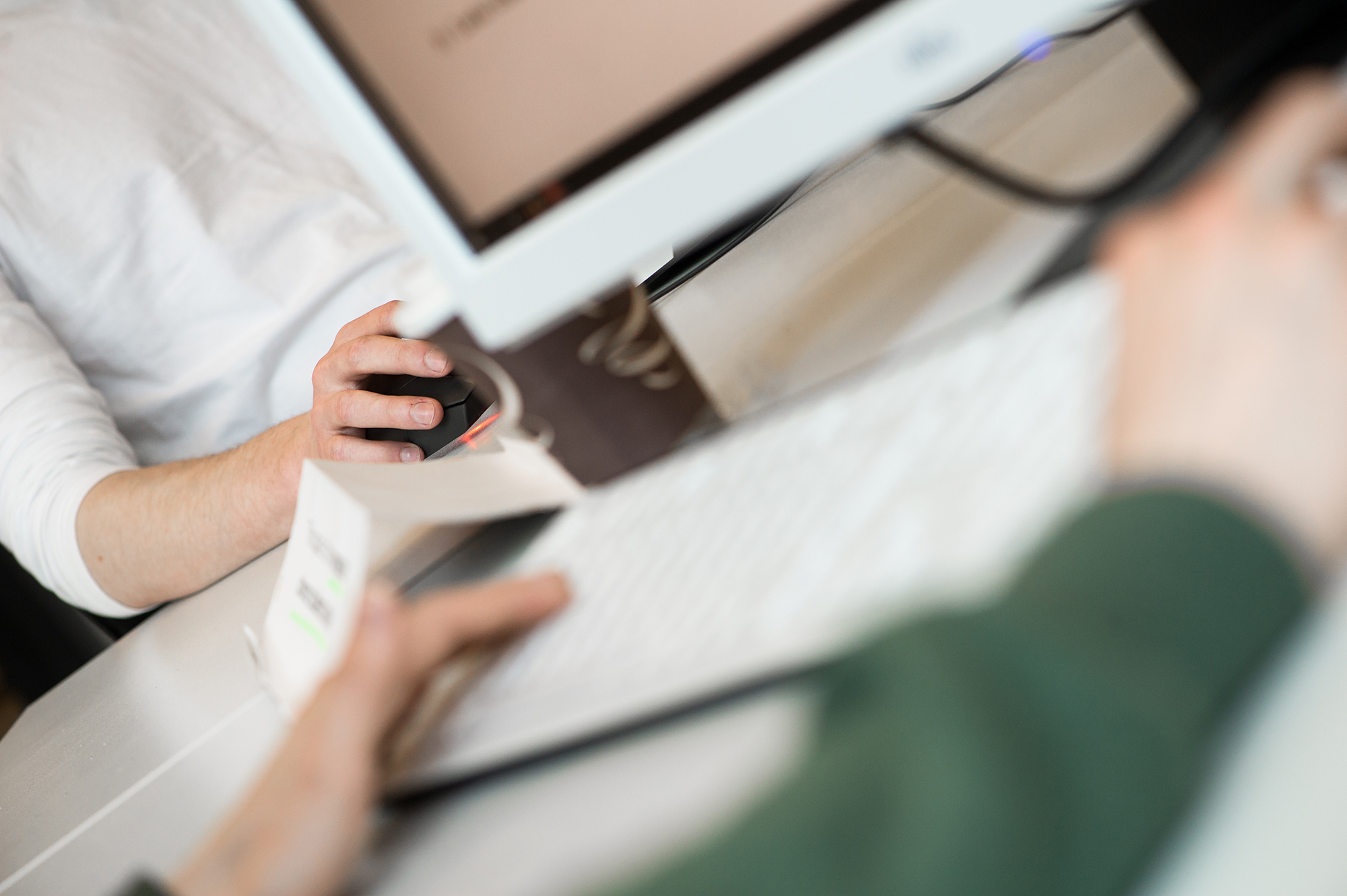 Kädet tietokoneen näppäimistöllä