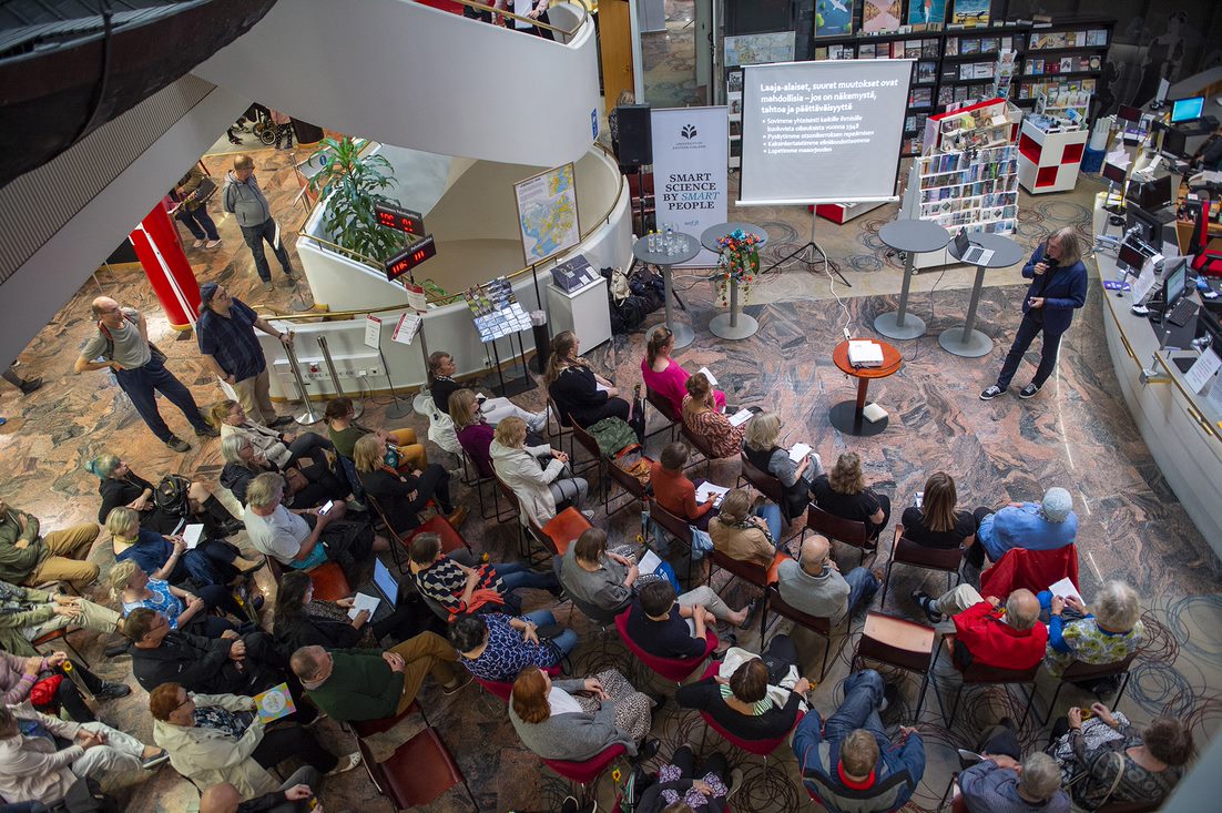 Tutkija luenno yleisölle kauppakeskuksessa.