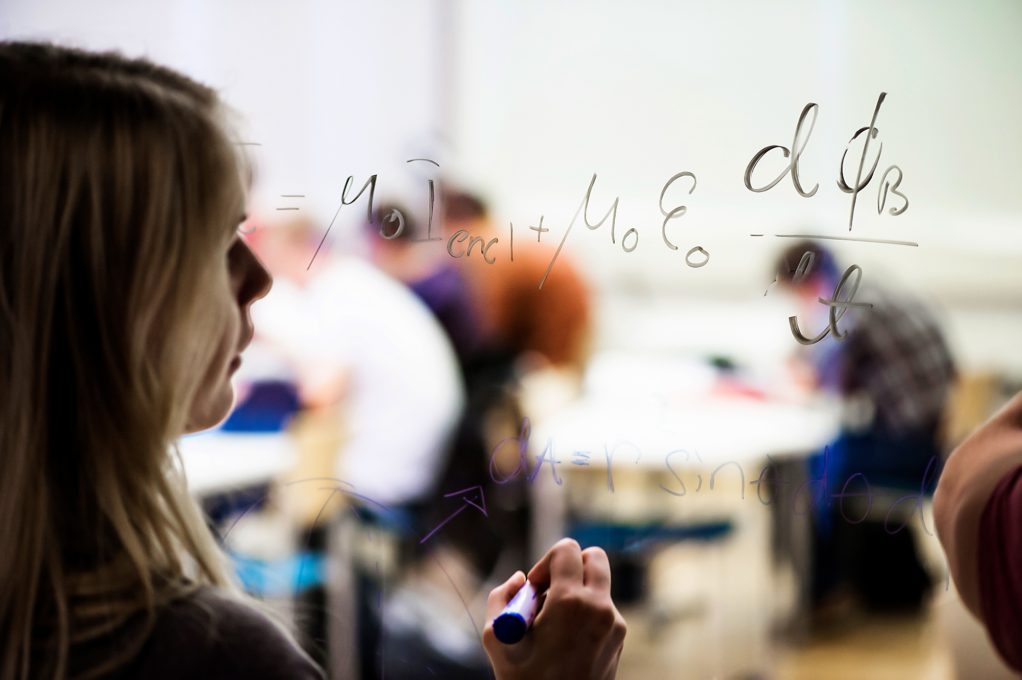 Tutkija kirjoittamassa kaavaa