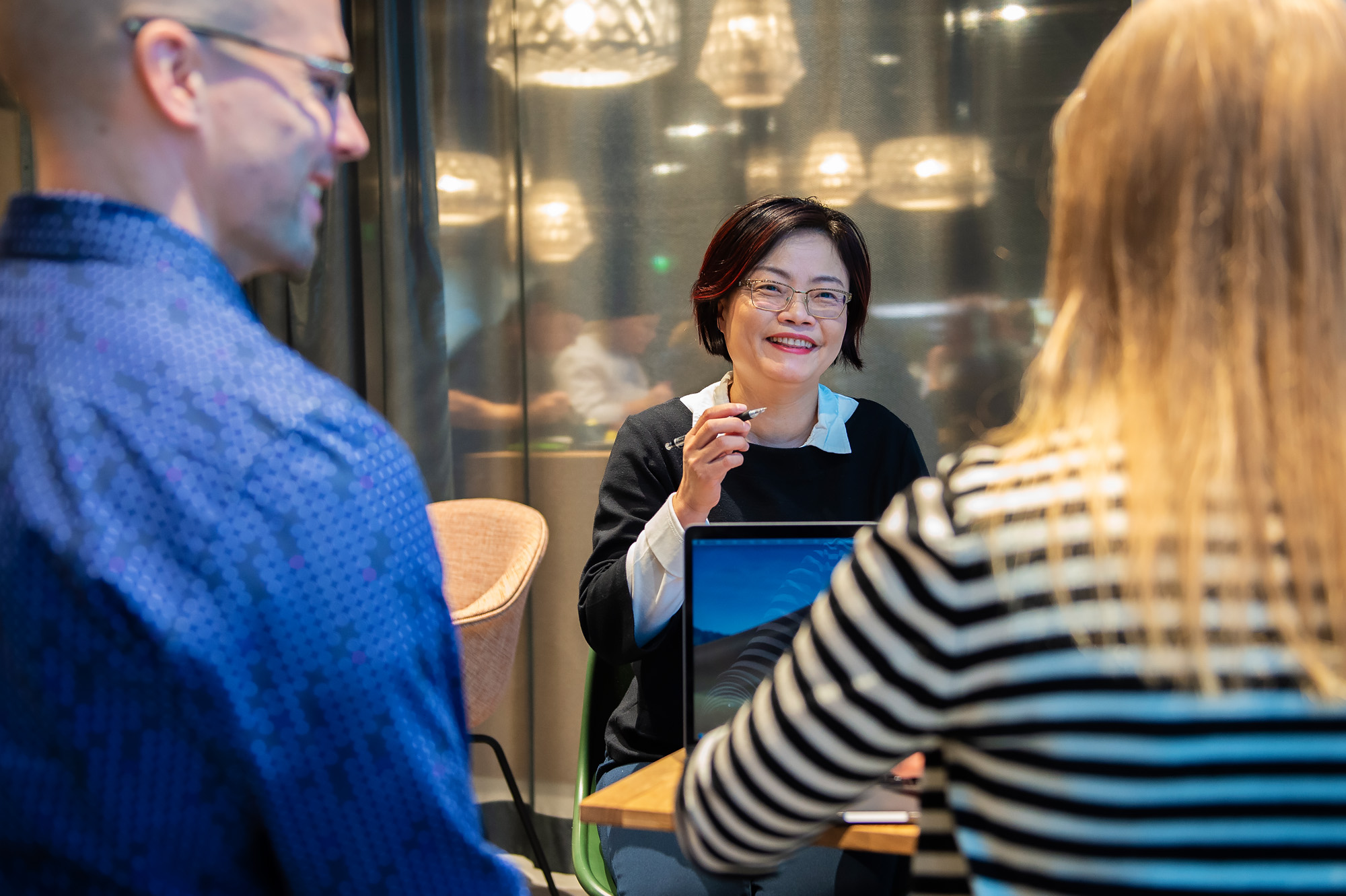 Ihmisiä keskustelemassa.