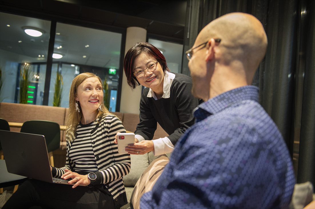 Kaksi naista ja mies neuvottelevat.