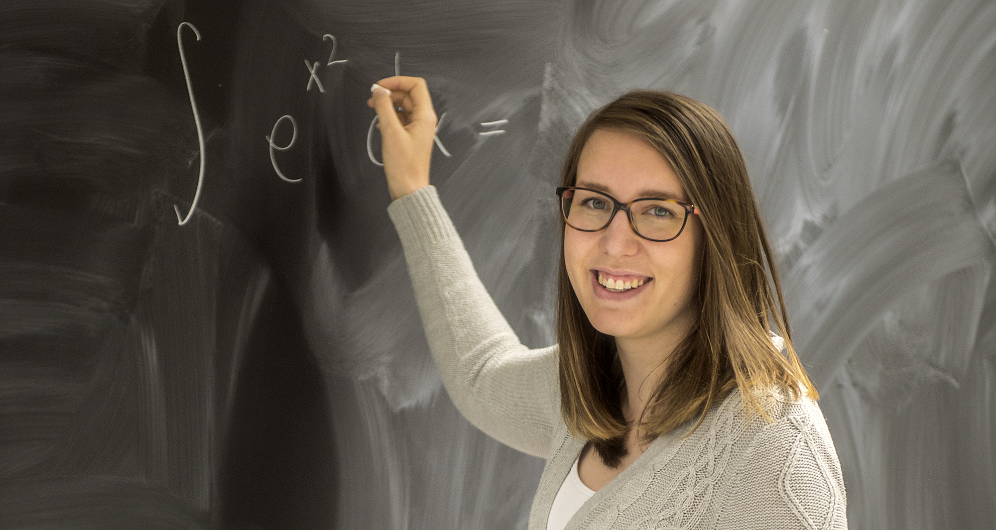 Opiskelija taulun edessä.