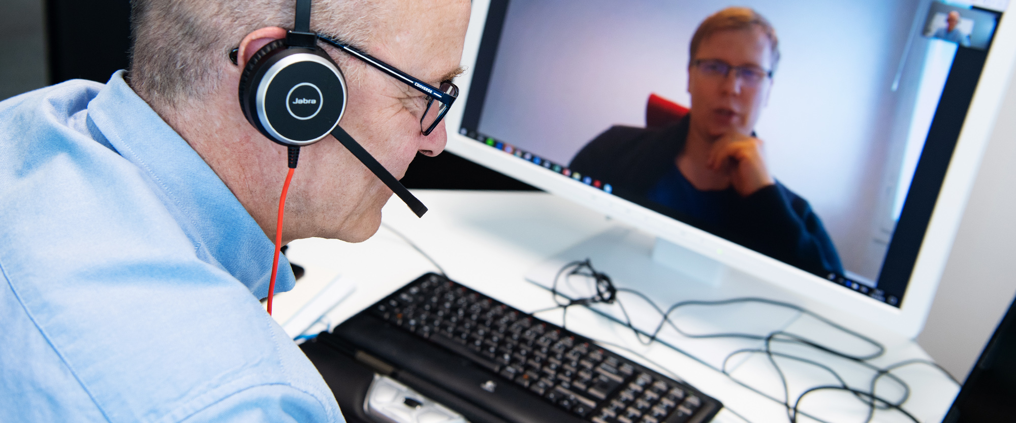 Mies antaa palautetta opiskelijalle videoyhteydellä.