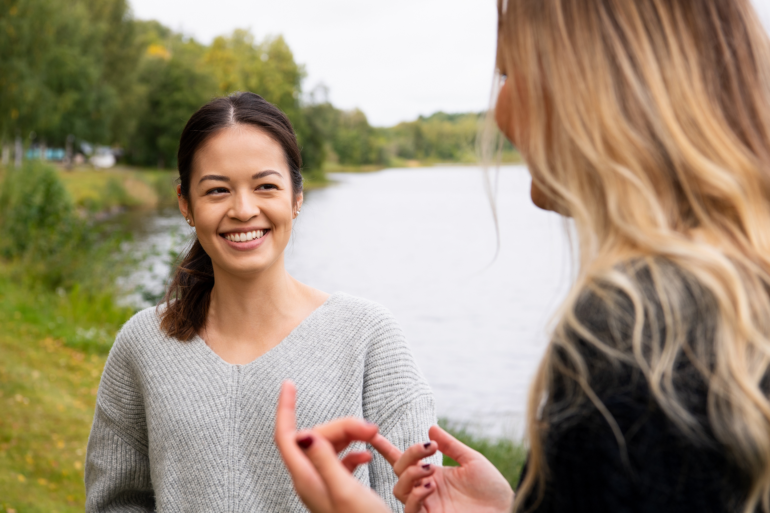UEF-lähettiläs Nina Vuori Savilahden rannassa