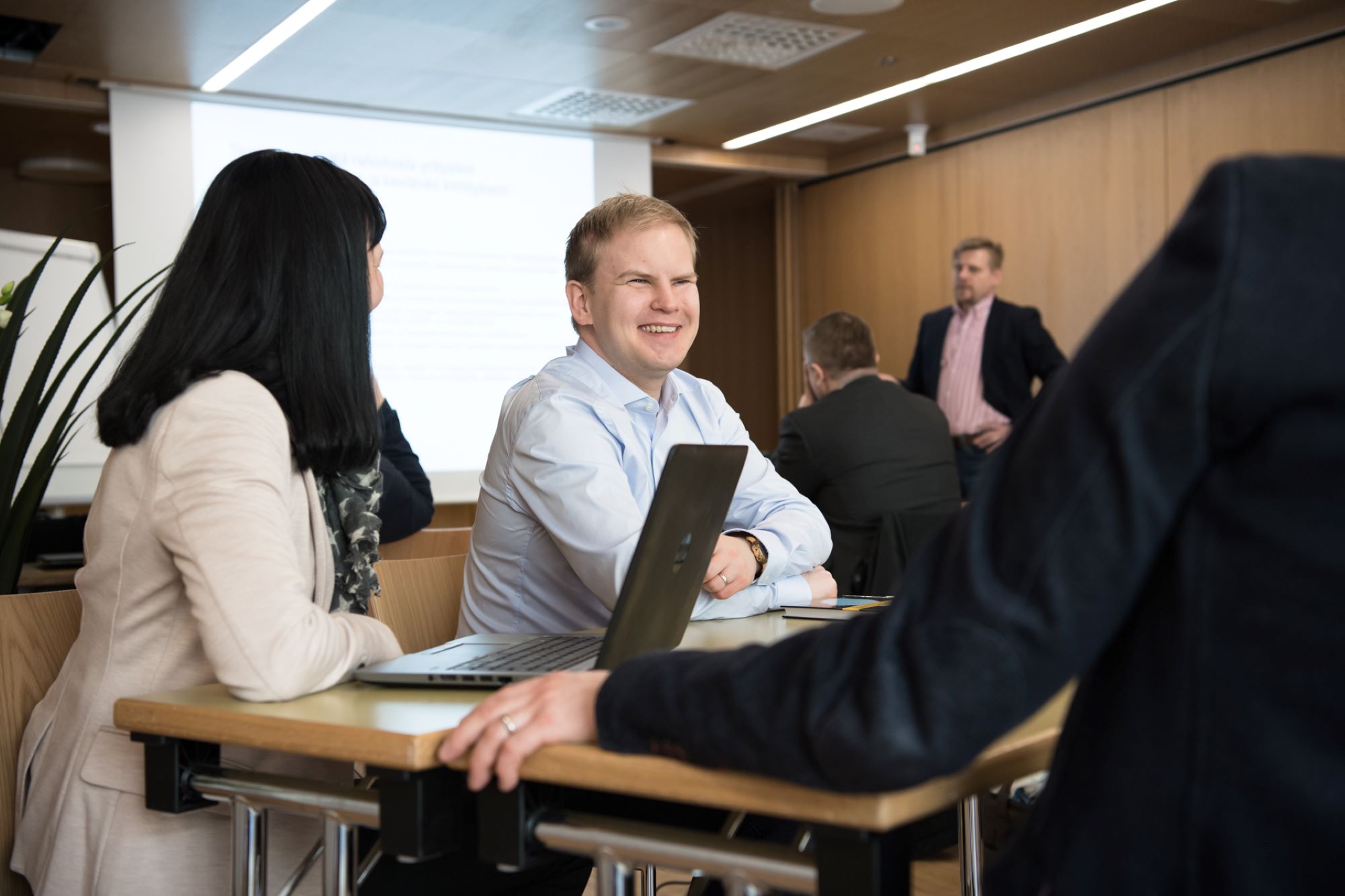 EMBA-koulutukseen osallistuvia henkilöitä koulutustilassa