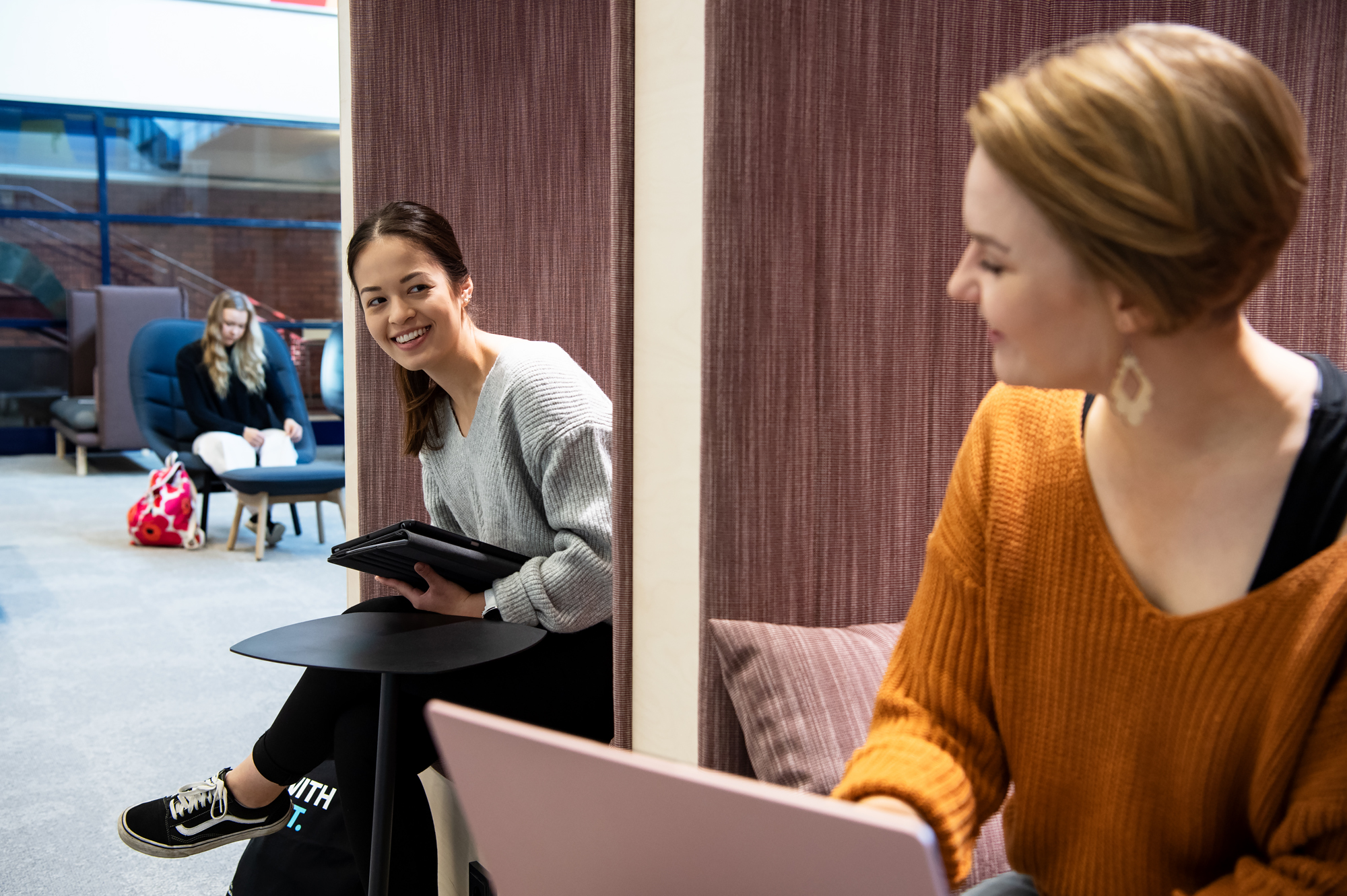 Opiskelijoita UEFin kirjastossa.