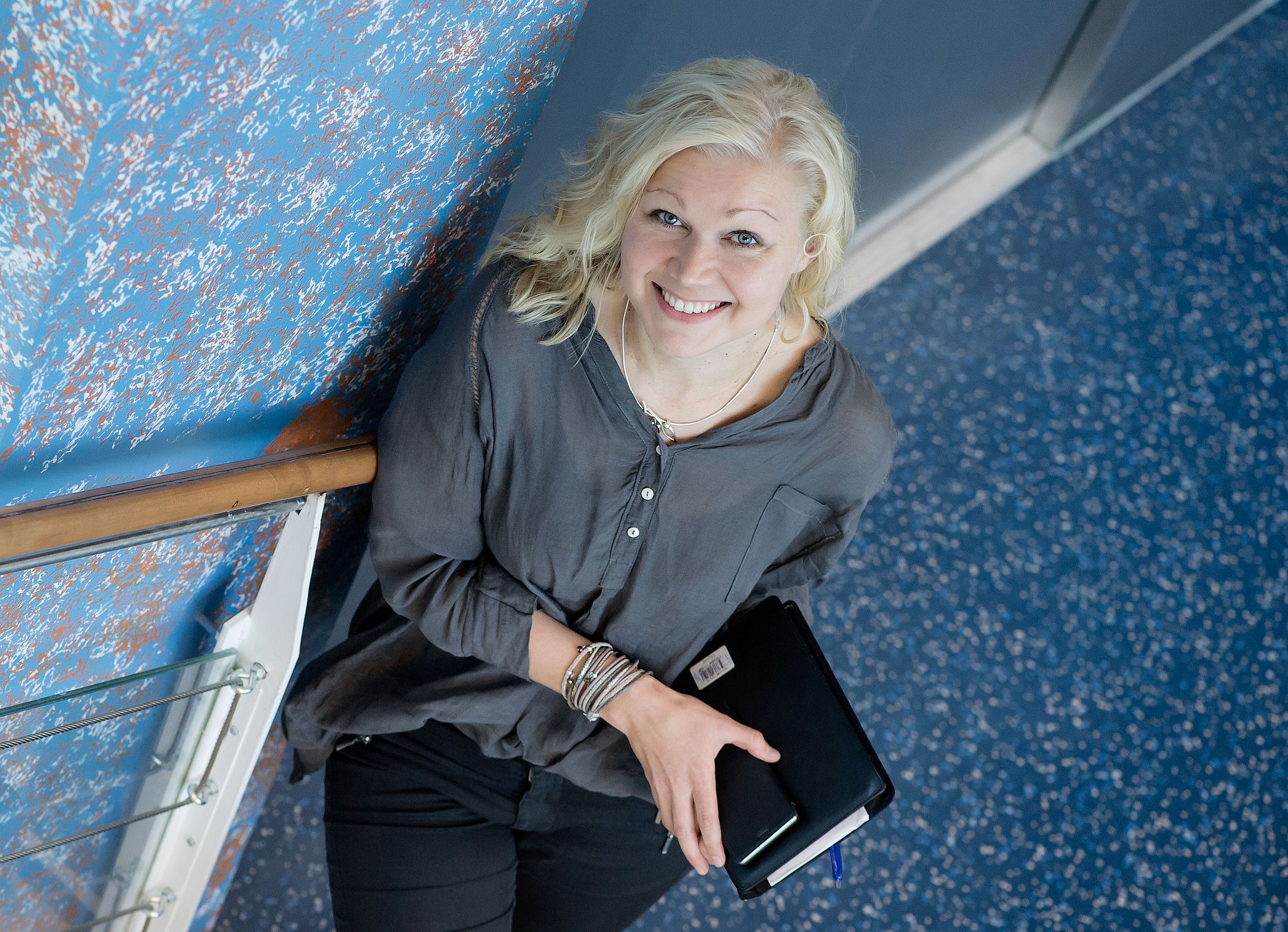 A. I. Virtanen -instituutin professori Tarja Malm seisoo portaikossa.