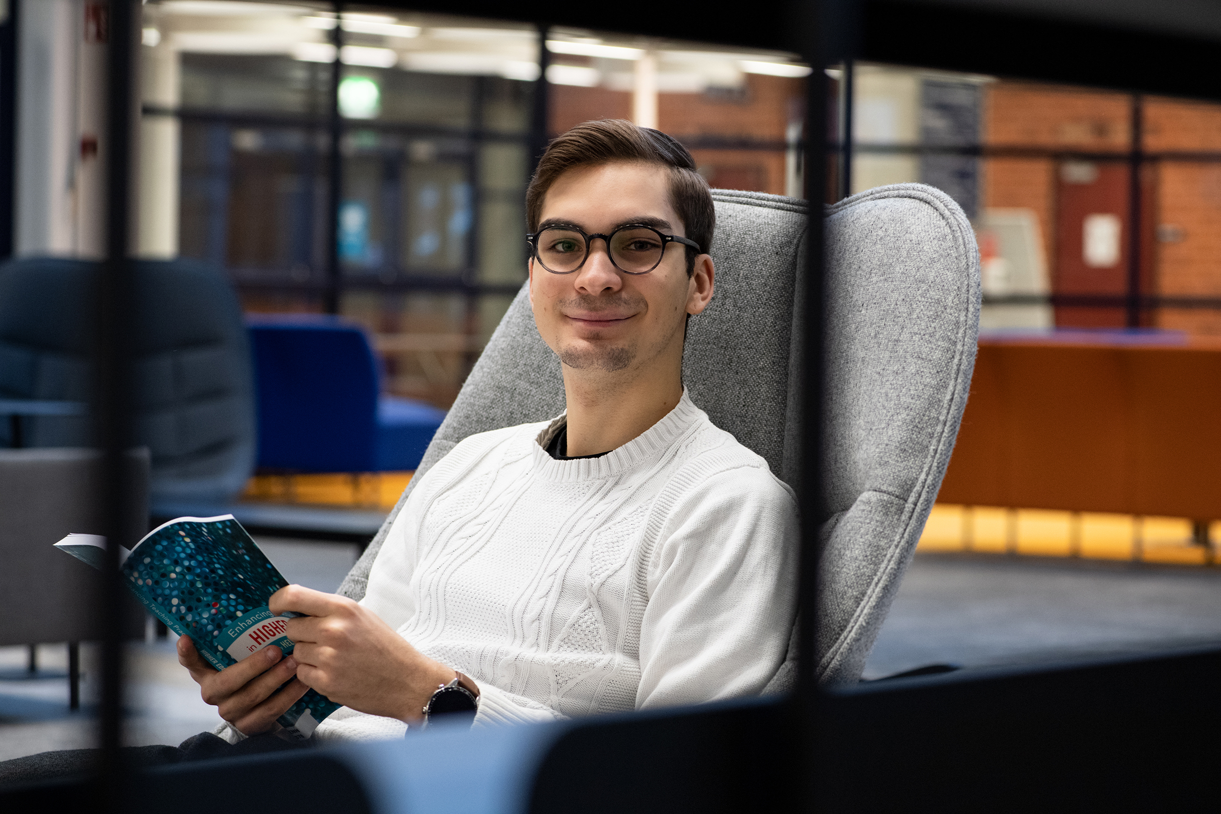 Joona Minkkinen kampuskirjastossa