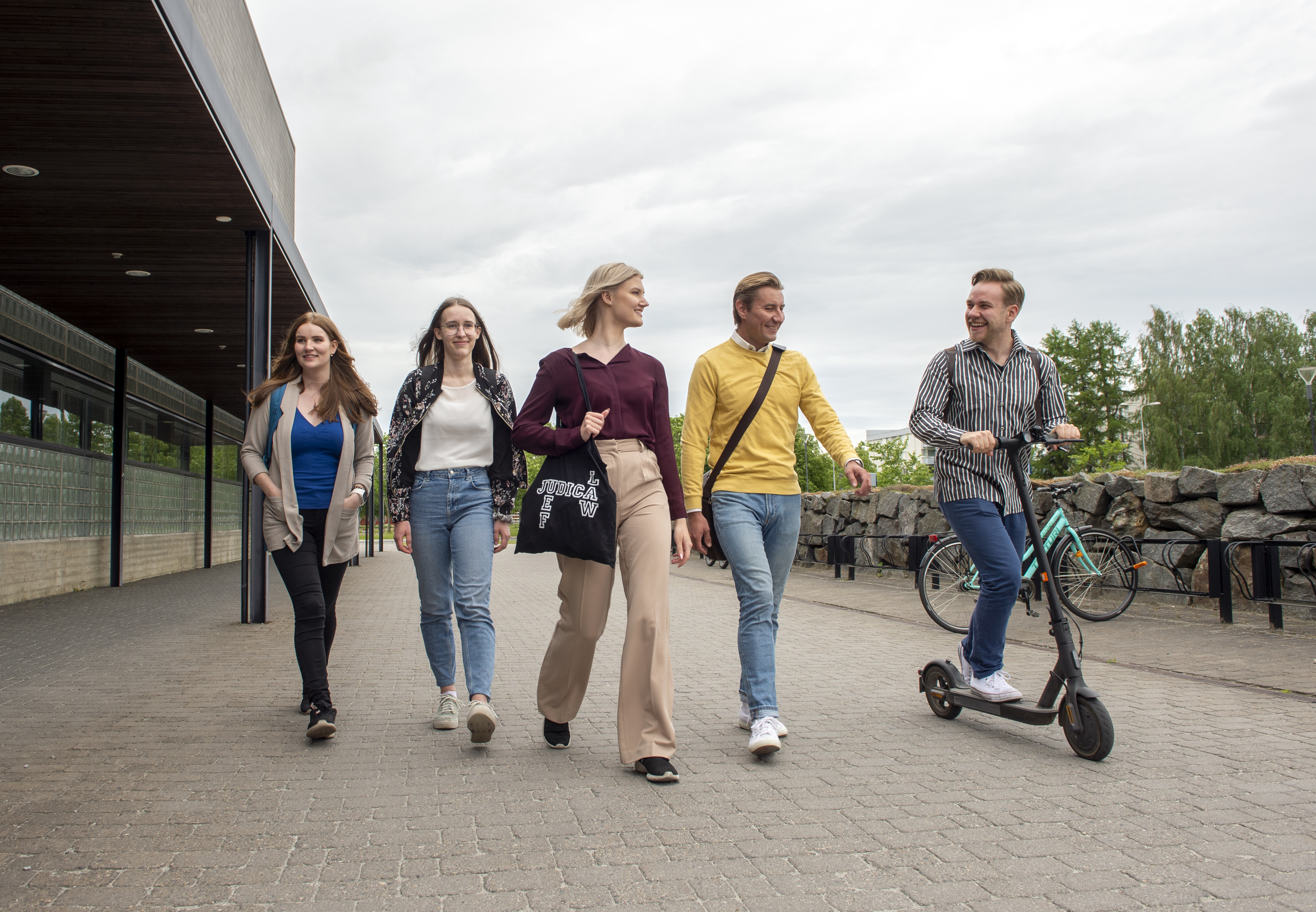 Opiskelijat kävelevät Auroran edessä.