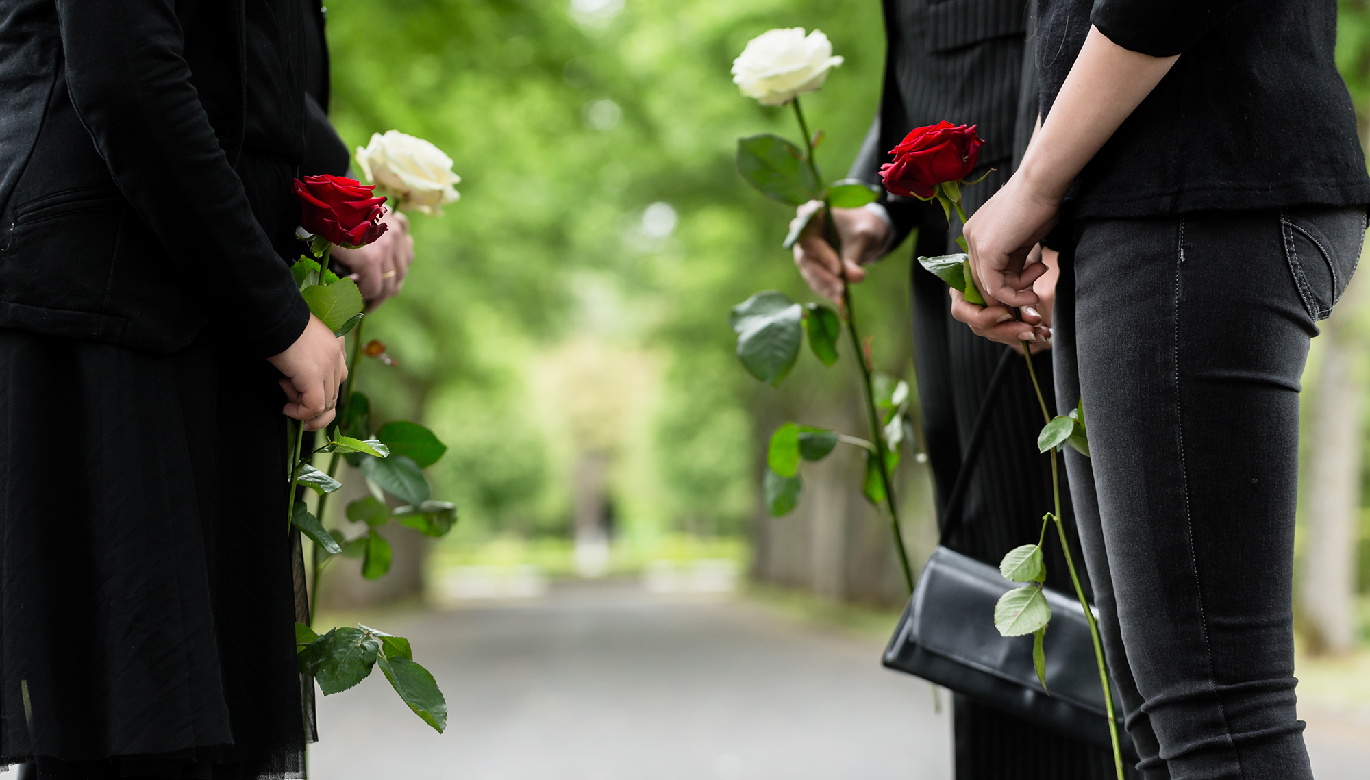 прощание с женщиной. светлаясветлая память. ритуальные услуги фон. Flowers to a funeral. память об усопших.