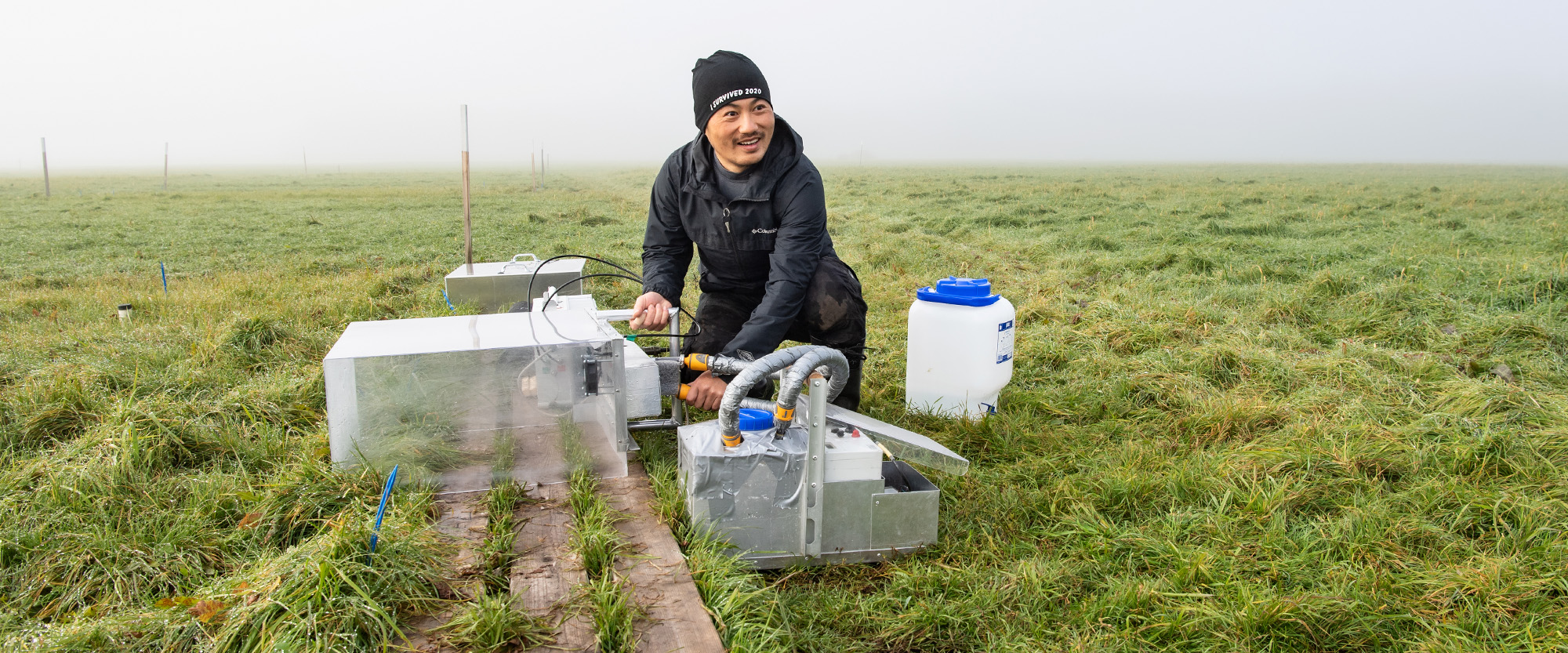 Zheng Yu suorittamassa mittauksia suopellolla.