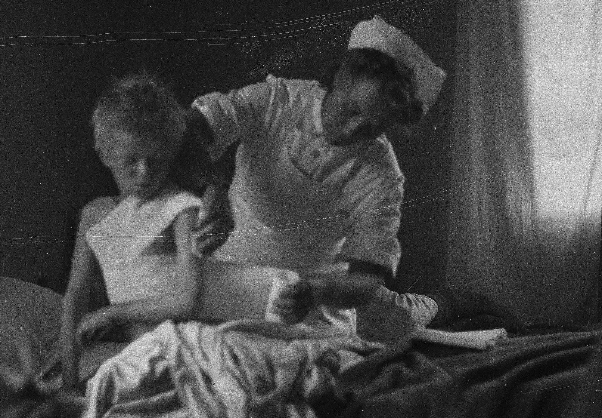 Partisaanien haavoittama poika Lieksan sotasairaalassa.