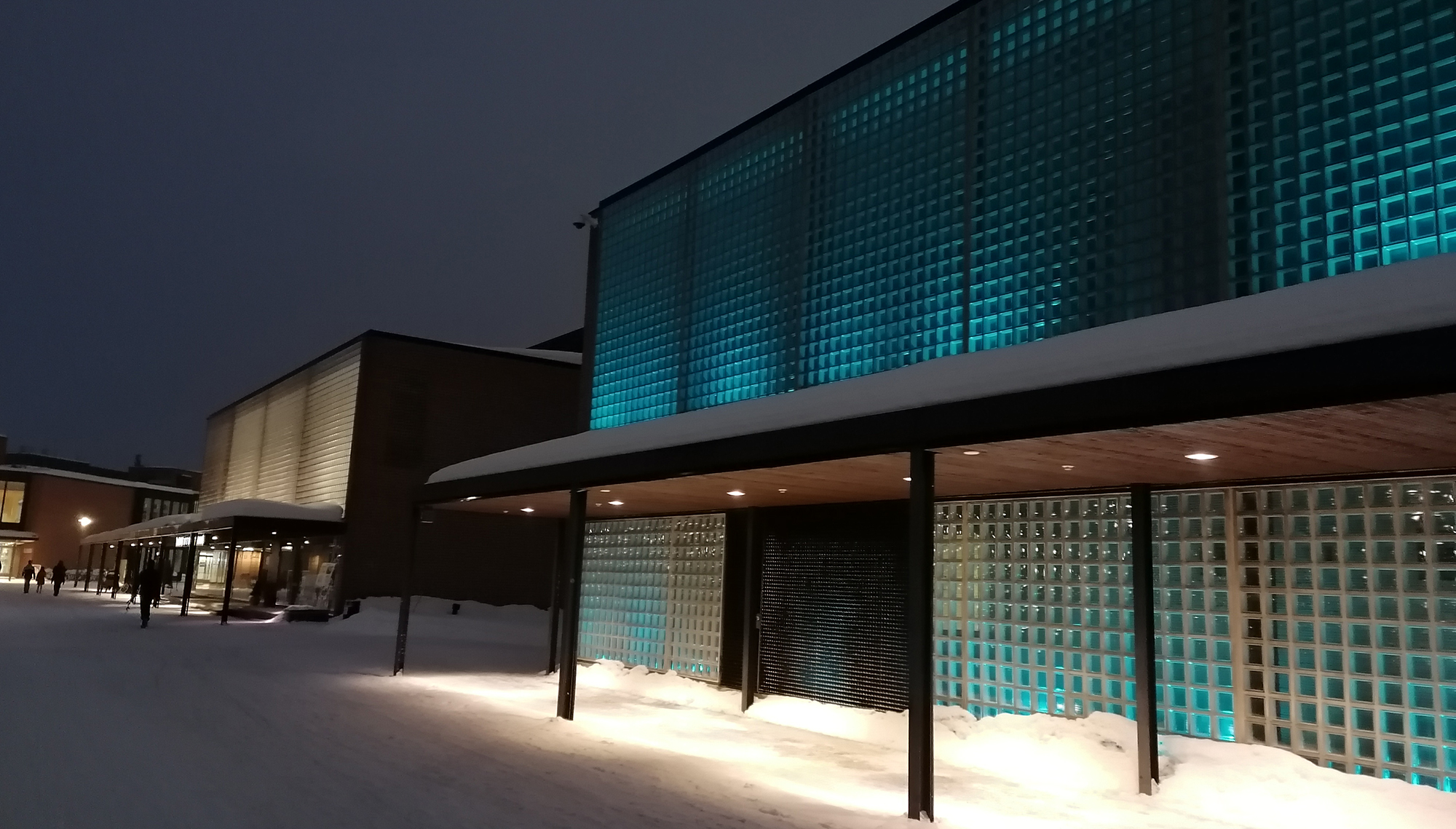 Aurora-rakennus Joensuun kampuksella valaistuna Ukrainan väreillä.