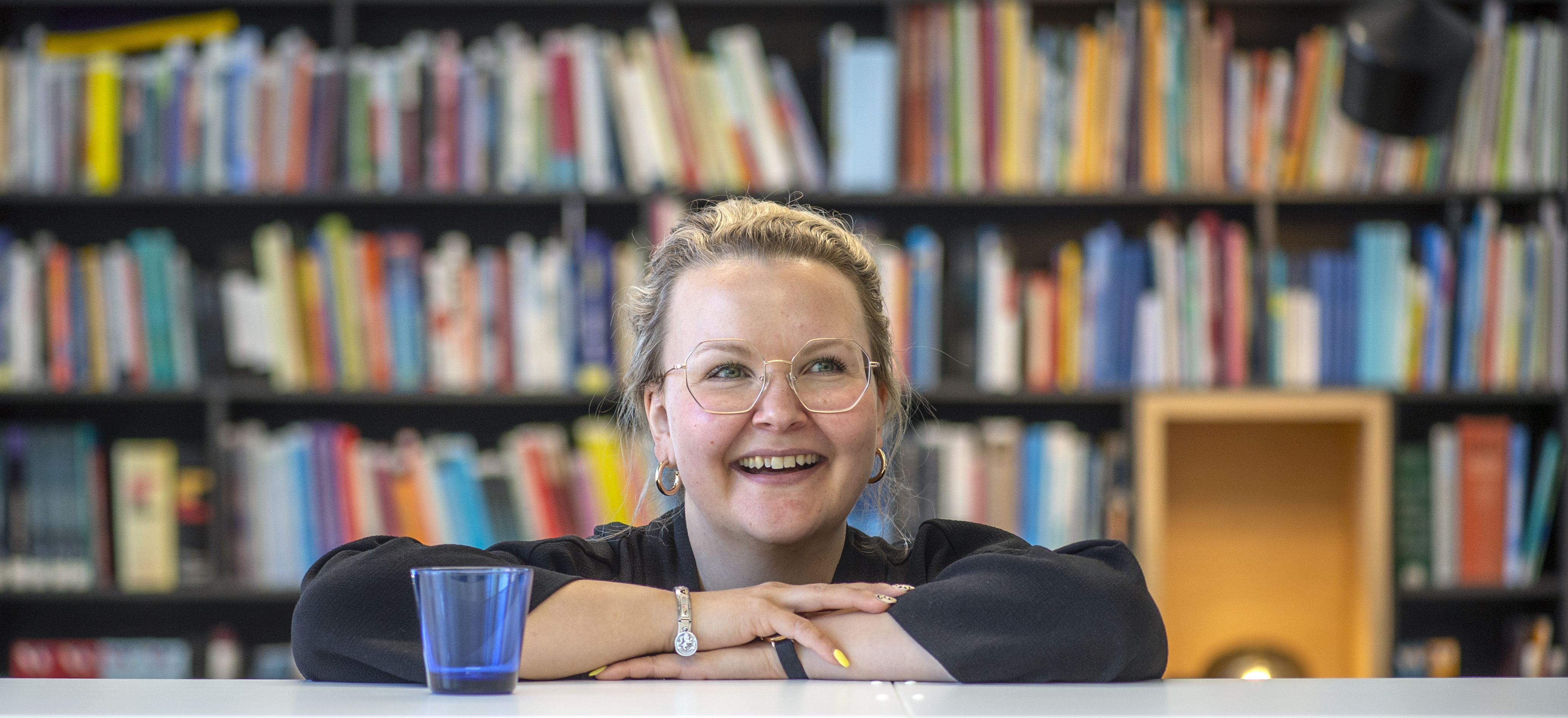 Jatkuva opiskelija kirjaston edessä