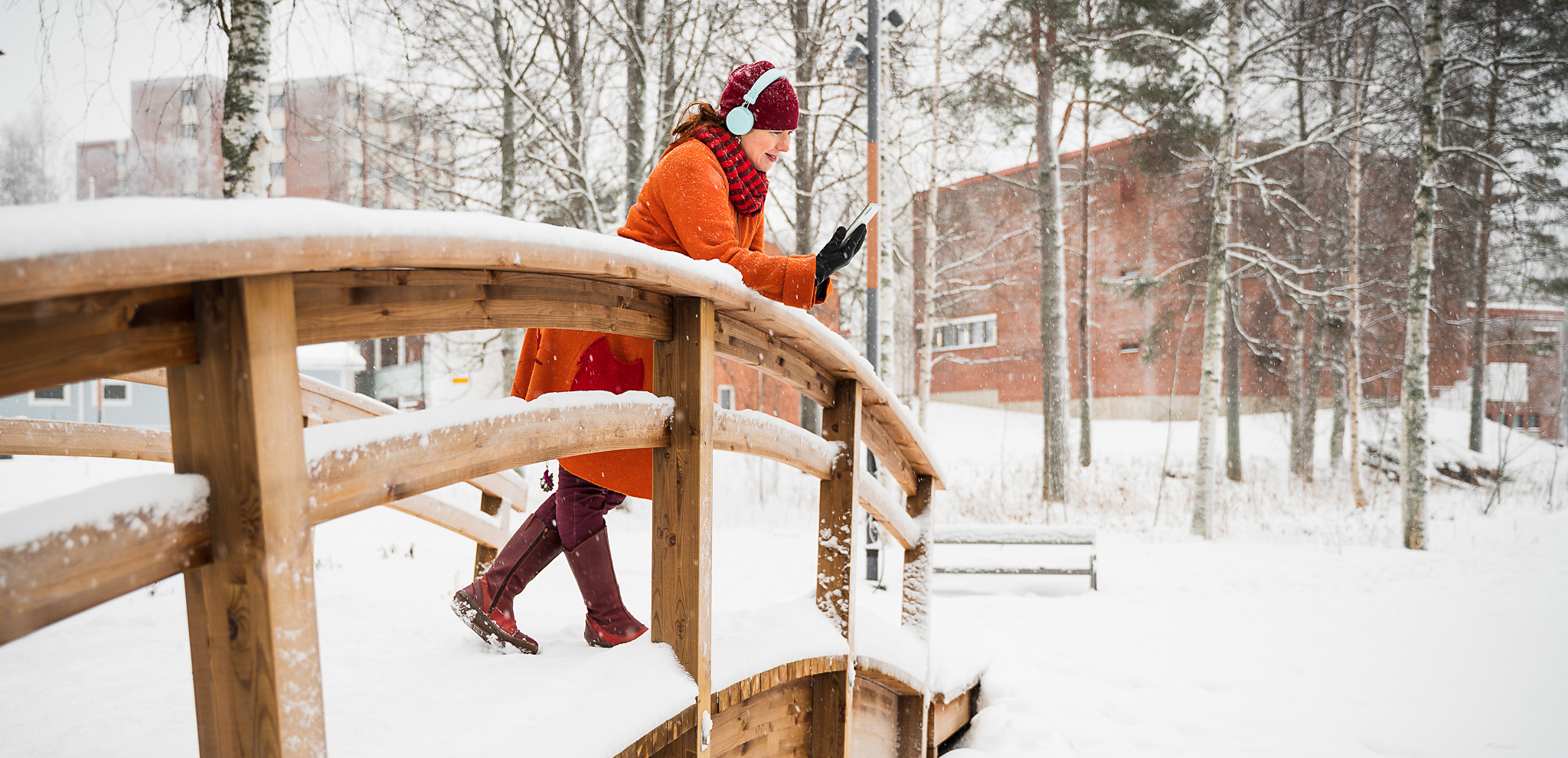 nainen katselee padia sillalla