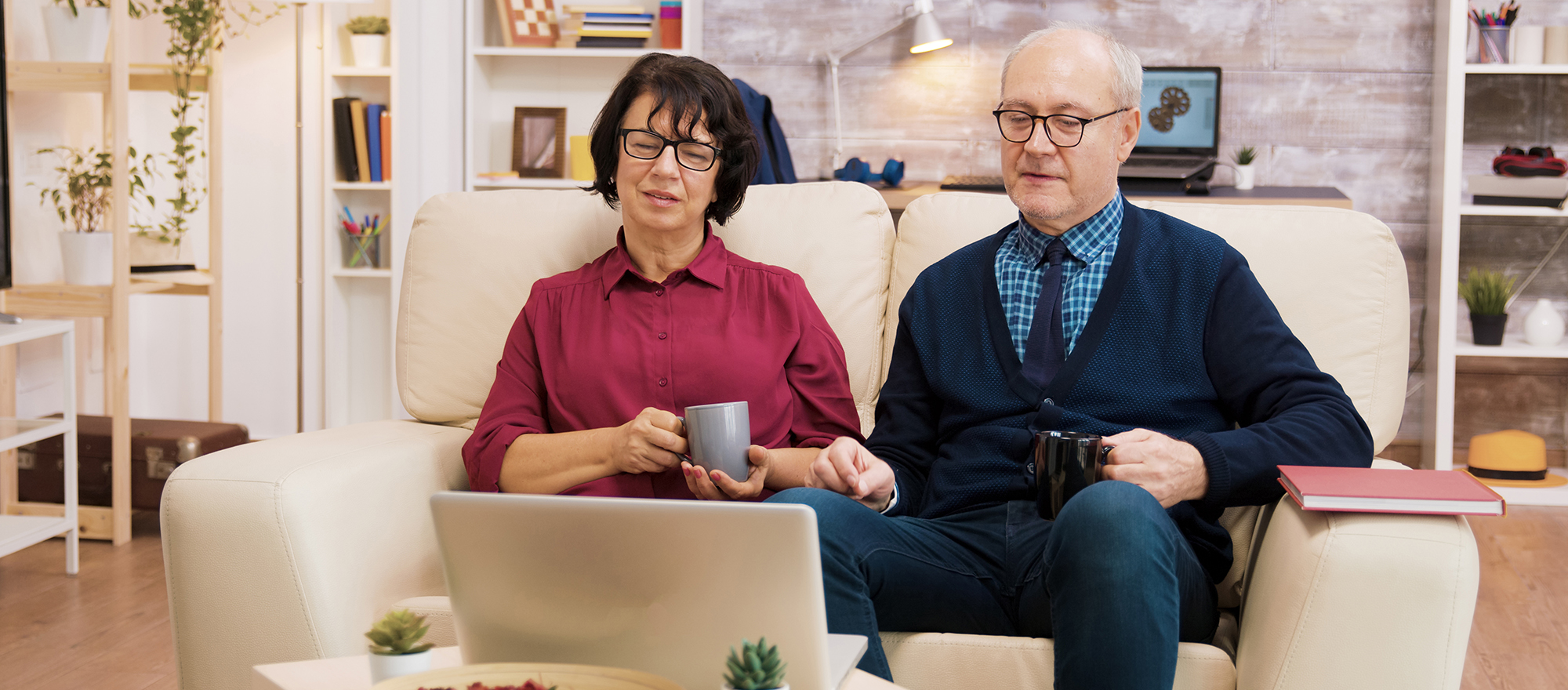 Ikääntyvät ihmiset tietokoneella.