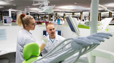 Dental students at the UEF training clinic.