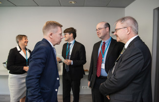 Kuopio Stroke Symposiumin puhujista kuvassa takana Julie Bernhardt (vas.), Peter Willeit ja Sean Savitz. Edessä symposiumin järjestäjistä professori Pekka Jäkälä (vas.) ja dosentti Jukka Jolkkonen.