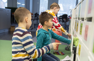 Oppilaita lokeroittensa luona.