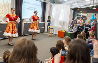 Venäläiset oppilaat pitämässä tanssiesitystä konferenssivieraille.