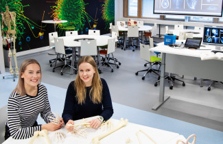 Kaksi opiskelijaa ryhmätyötilassa