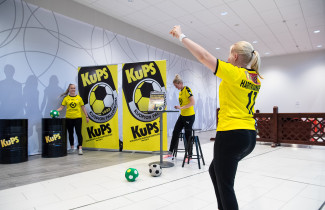 KuPSin pelaajien temppurata lapsille.