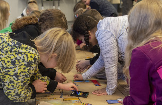 Oppilaat piirtämässä.