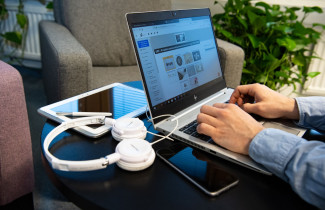 Mies suorittaa verkkokurssia tietokoneella