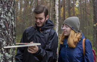 Lumet_metsätieteet_opiskelijat_mittaamassa_puuta.
