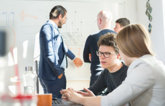 Ihmisiä kokouksessa.