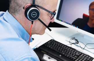 Mies antaa palautetta opiskelijalle videoyhteydellä.