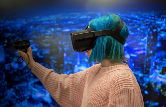 Opiskelija käyttää VR-laseja