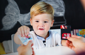 Lapsi puheterapiassa.