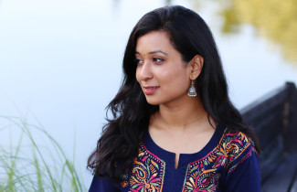 Nainen istuu veneessä.