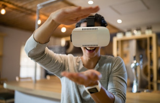 Virtuaalilaseja käyttävä henkilö