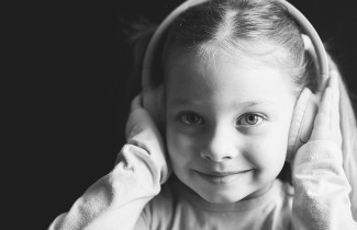 Tyttö kuulokkeet korvilla.