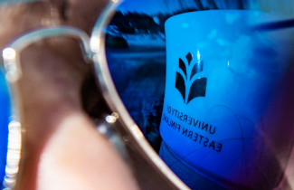 UEF-teksti heijastuu aurinkolaseista.