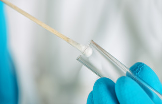 Pumpulipuikolla otettu DNA-näyte