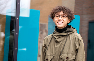 opiskelijamme Zhichao Huang Aurora-rakennuksen edustalla