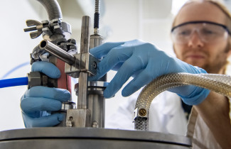 Mies työskentelee laboratoriossa.