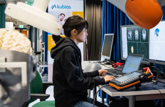 Nainen työskentelee laboratoriossa.