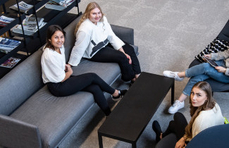 Opiskelijoita UEFin kirjastossa.