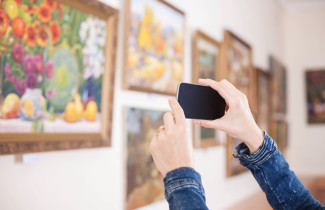 Kännykkäkuvaa taidenäyttelystä.