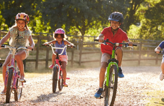 Pyöräileviä lapsia.