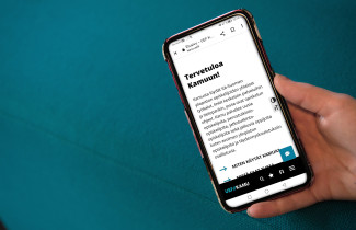 Kuva matkapuhelimesta kädessä, jossa auki Kamun etusivu