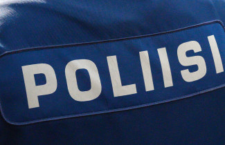Poliisi teksti takin selässä.