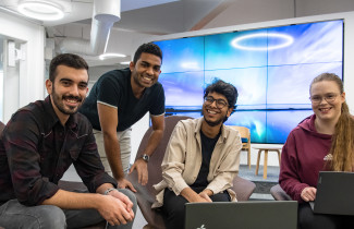 Kansainväliset opiskelijat ryhmäkuvassa.