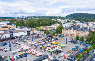 Ilmakuvassa myyntikojuja ja asiakkaita kesäisellä Kuopion torilla